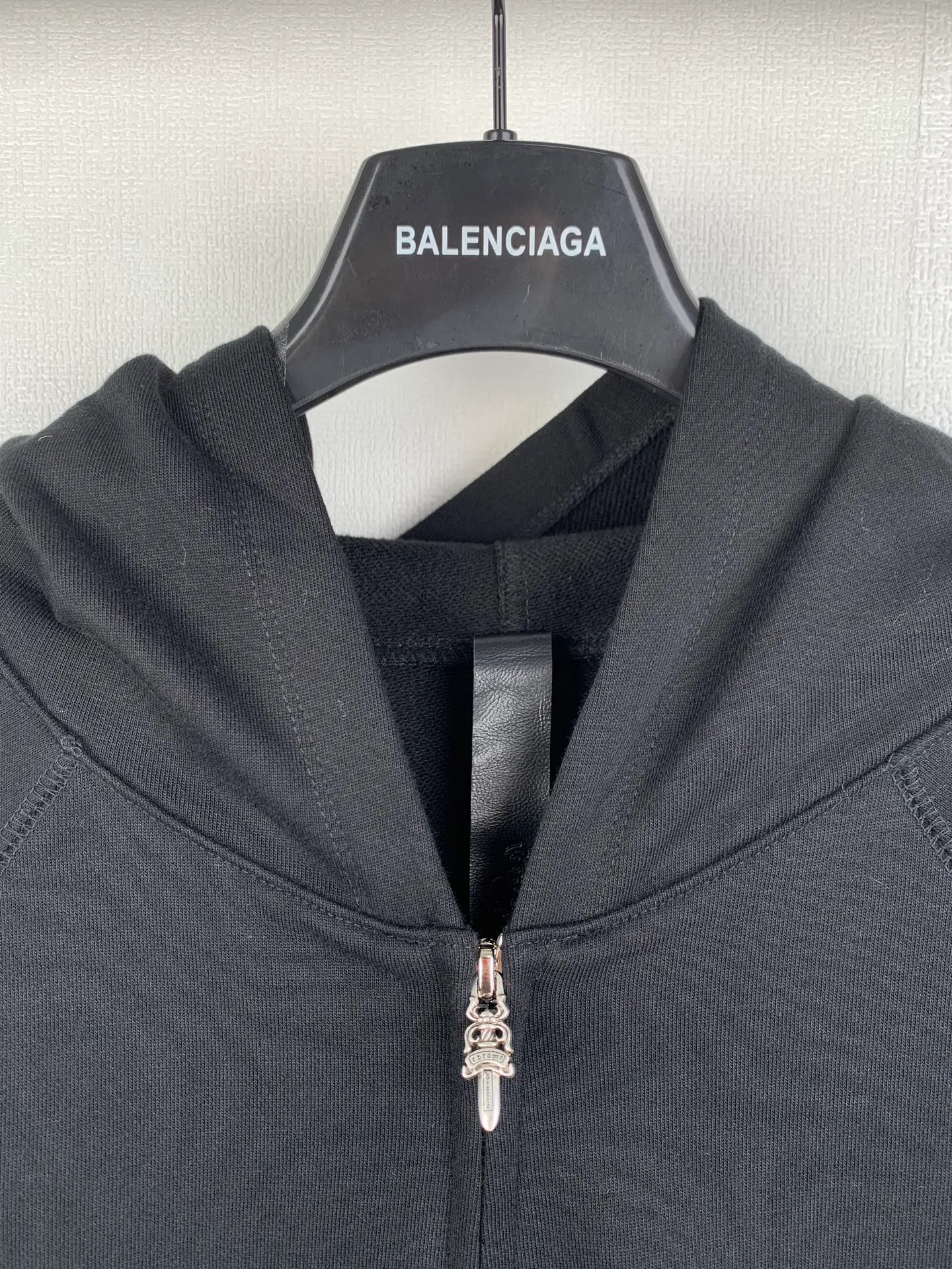 P480 Chrome Hearts 25SS solid color hooded embroidered letter sweatshirt, genuine product purchased and developed by 22939, 420g 100% cotton combed cotton fabric, 440g 1*1 matching high-end fashion brand rib, fabric wash, imported embroidery, customized 1:1 leather strip, customized 1:1 nameplate, customized 1:1 zipper, customized 1:1 trademark, loose version Size: S M L